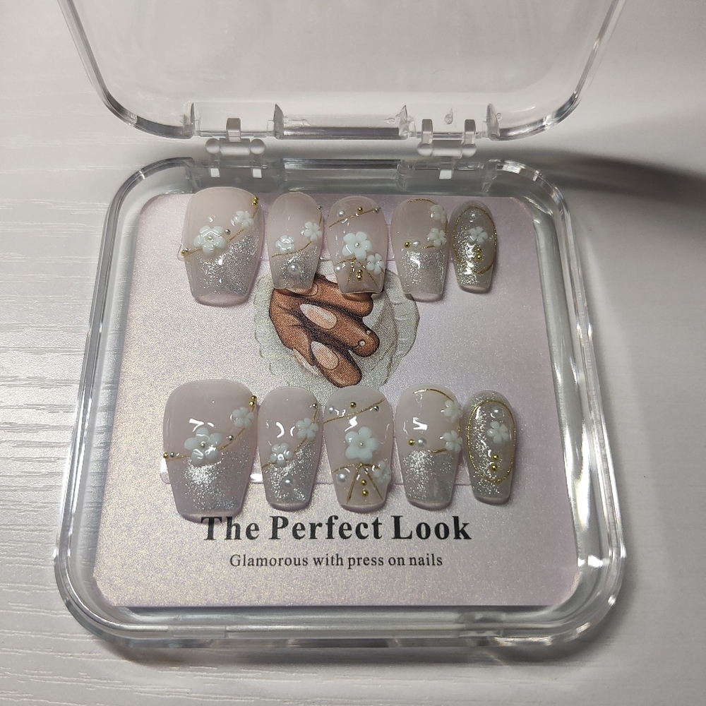 Elegant Floral Press-On Nails